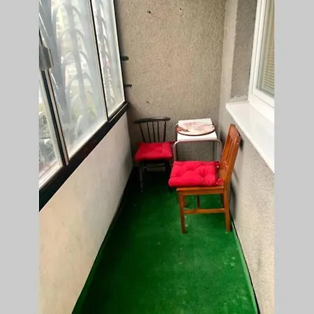 Completely Renovated Apartment Next To Lake. Lejlighed