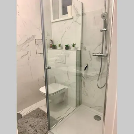 Lejlighed Completely Renovated Apartment Next To Lake. Bratislava